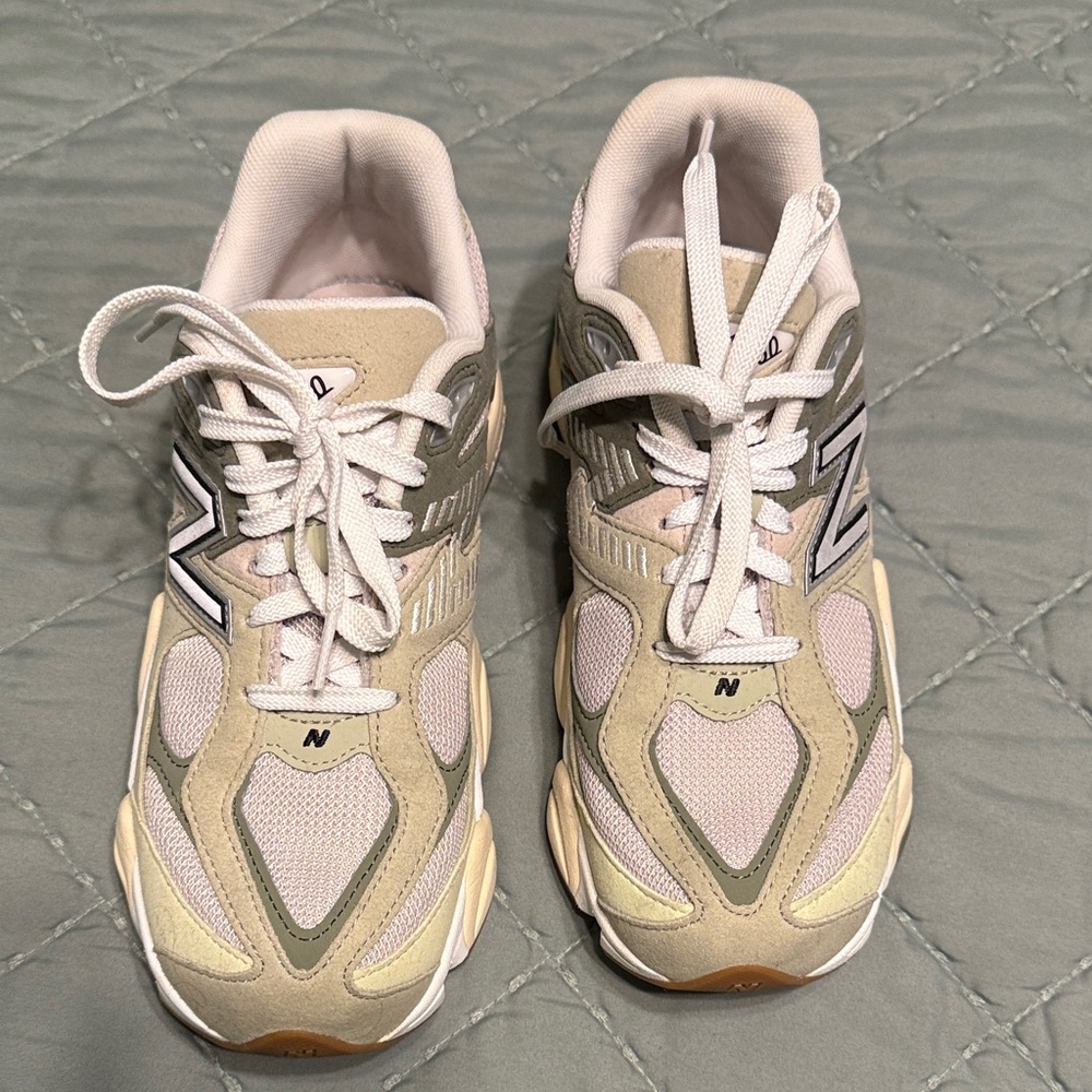 New Balance 7.5 Women's Green Sneakers